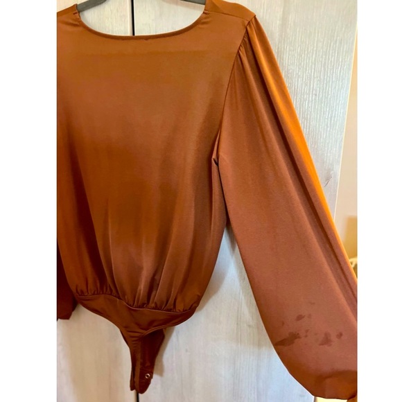 EXPRESS Copper Swing V-Neck Long Sleeve Satin Bodysuit. Medium. - Picture 4 of 4